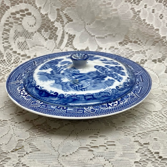 Vintage, Blue WillowRound Covered Butter Dish6.5in D x 2.5in H